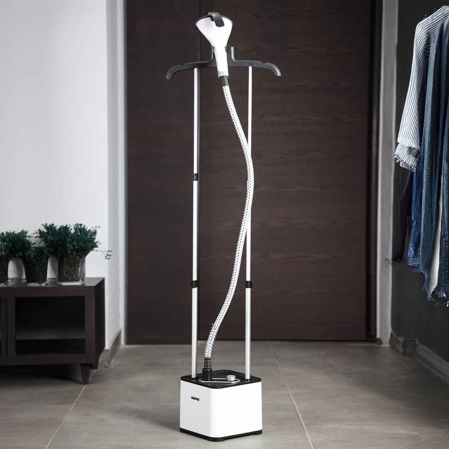 GEEPAS 2000W Upright Vertical Garment Clothes Steamer 1.3L Tank 11 Stem Setting